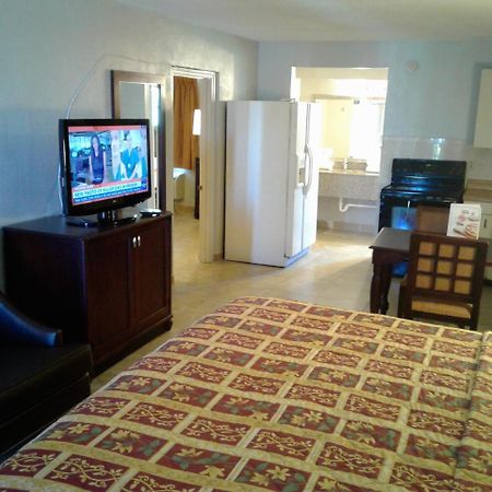 Express Inn & Suites - 5 Miles From St Petersburg Clearwater Airport المظهر الخارجي الصورة