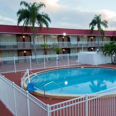 Express Inn & Suites - 5 Miles From St Petersburg Clearwater Airport المظهر الخارجي الصورة