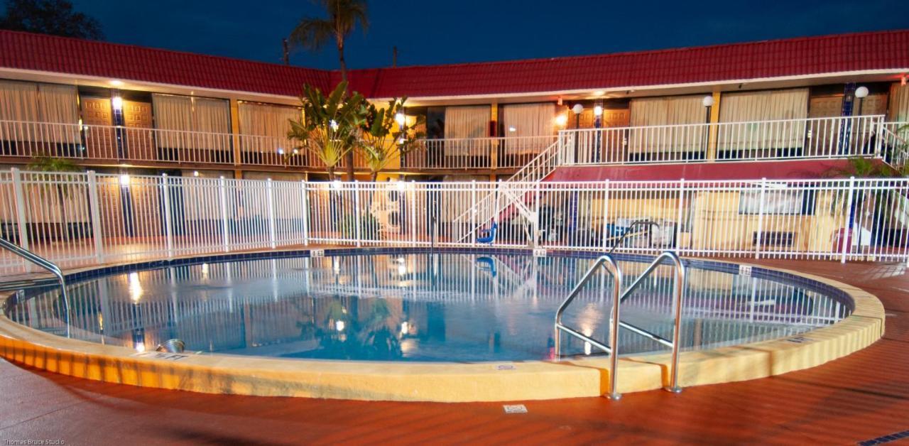 Express Inn & Suites - 5 Miles From St Petersburg Clearwater Airport المظهر الخارجي الصورة