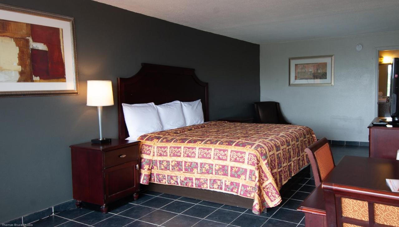 Express Inn & Suites - 5 Miles From St Petersburg Clearwater Airport المظهر الخارجي الصورة