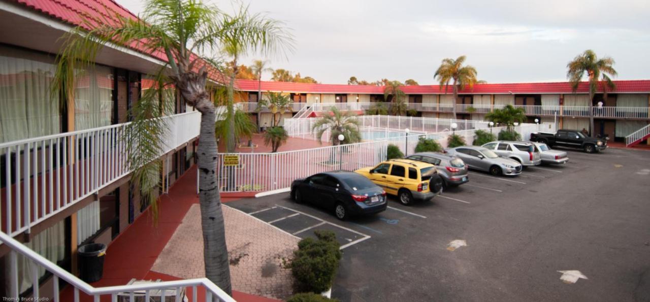 Express Inn & Suites - 5 Miles From St Petersburg Clearwater Airport المظهر الخارجي الصورة