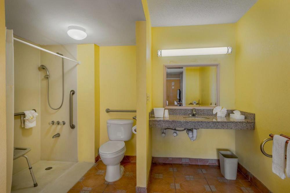 Express Inn & Suites - 5 Miles From St Petersburg Clearwater Airport المظهر الخارجي الصورة
