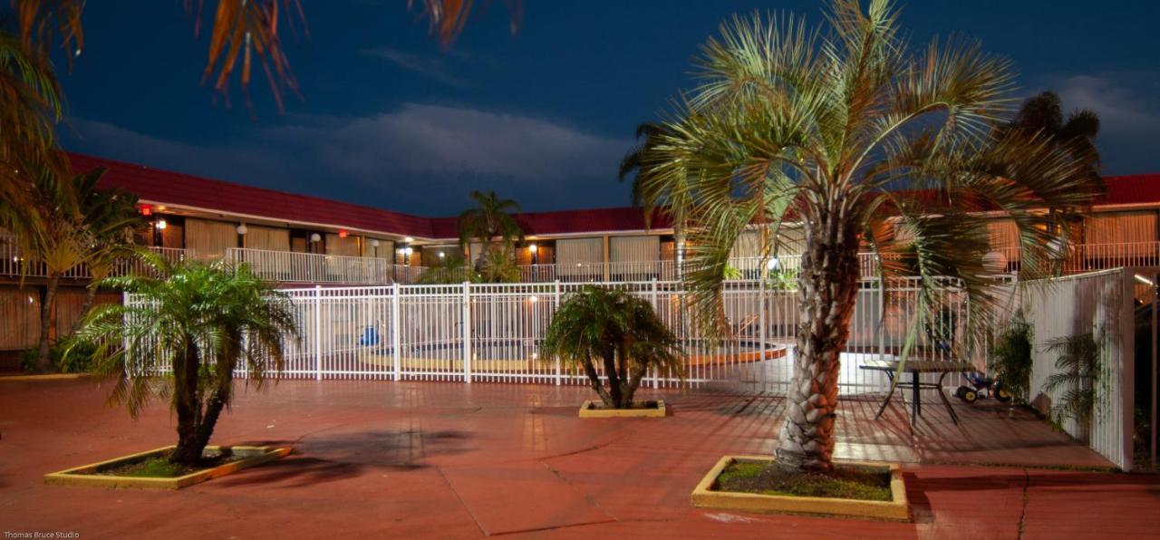 Express Inn & Suites - 5 Miles From St Petersburg Clearwater Airport المظهر الخارجي الصورة