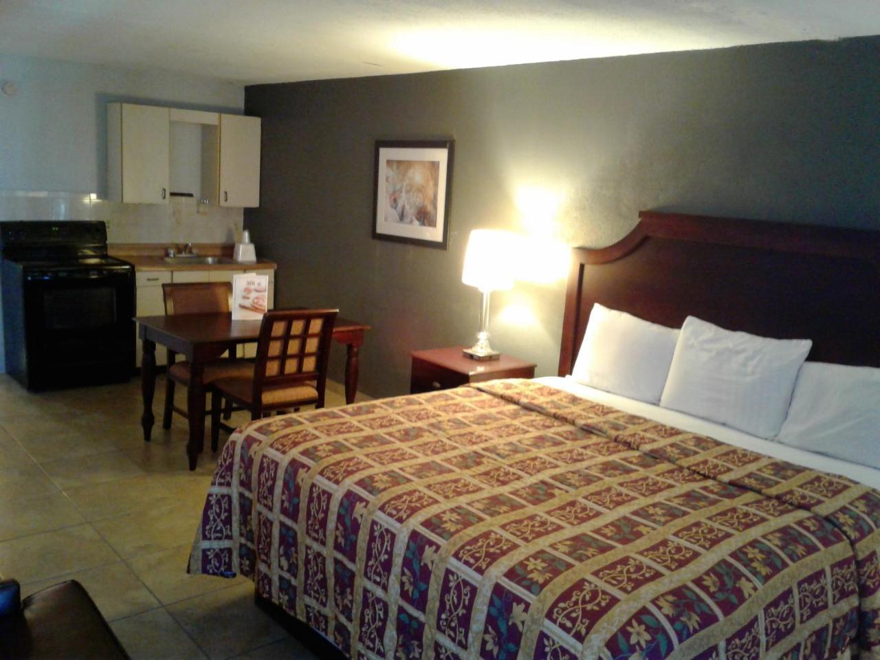 Express Inn & Suites - 5 Miles From St Petersburg Clearwater Airport المظهر الخارجي الصورة