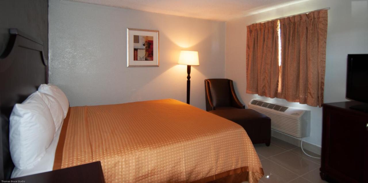 Express Inn & Suites - 5 Miles From St Petersburg Clearwater Airport المظهر الخارجي الصورة