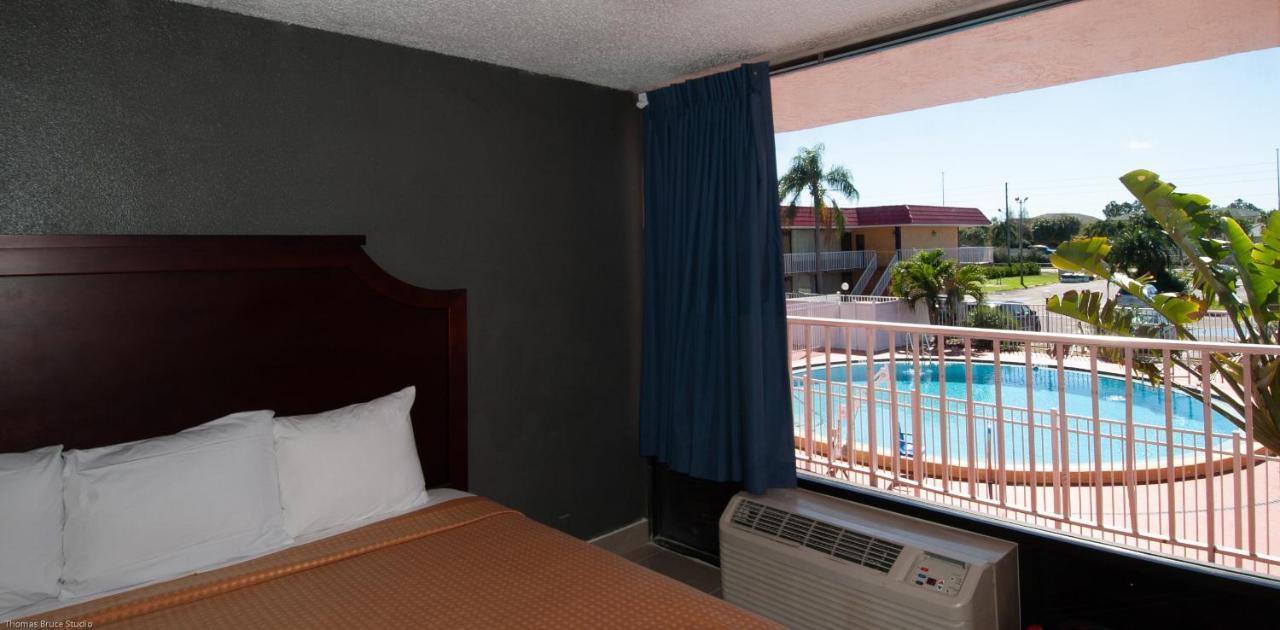 Express Inn & Suites - 5 Miles From St Petersburg Clearwater Airport المظهر الخارجي الصورة