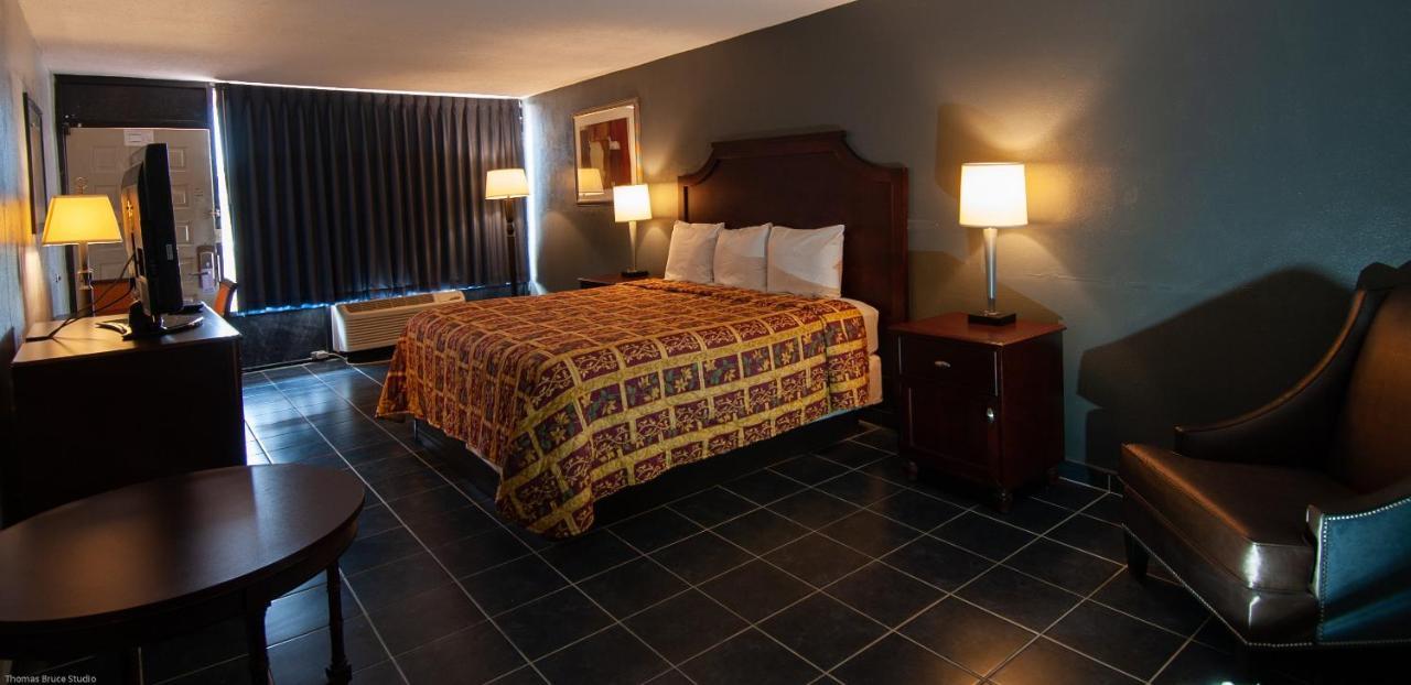 Express Inn & Suites - 5 Miles From St Petersburg Clearwater Airport المظهر الخارجي الصورة