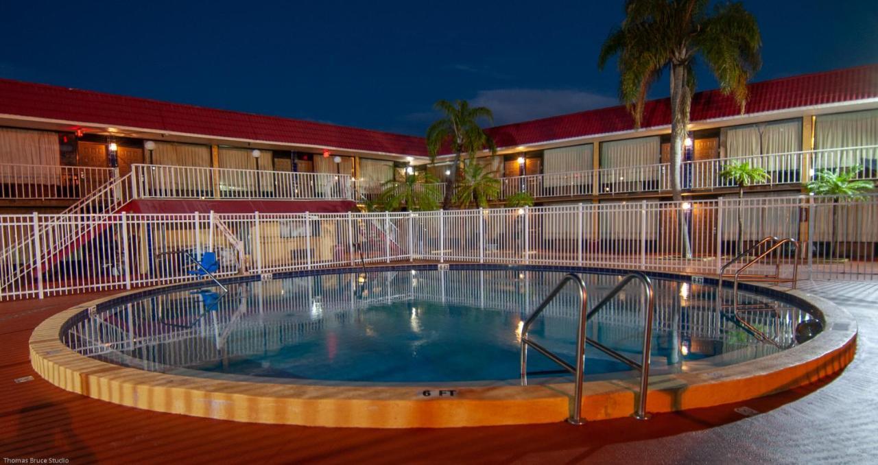 Express Inn & Suites - 5 Miles From St Petersburg Clearwater Airport المظهر الخارجي الصورة