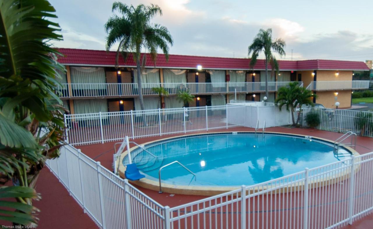 Express Inn & Suites - 5 Miles From St Petersburg Clearwater Airport المظهر الخارجي الصورة